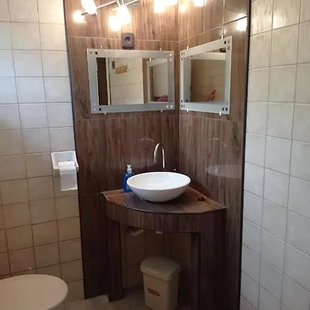 Kaman Nyaralo Бадачоньтомай